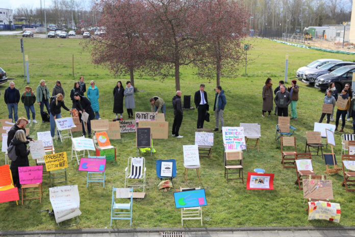Vor der Sitzung des Jugendhilfeausschusses versammelten sich Schulsozialarbeiter und Jugendliche, um f&uuml;r die Beibehaltung des Umfangs zu demonstrieren. Foto: Landratsamt Landkreis Leipzig