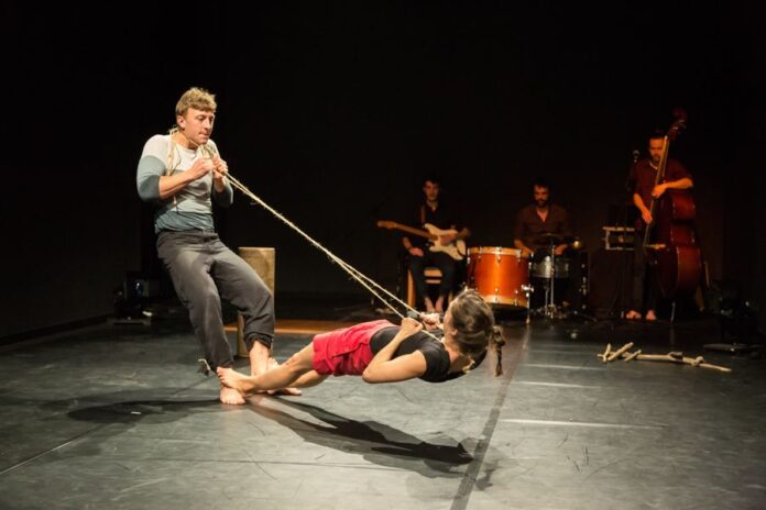 06_14_ZirkusMorsa3__ZirkusMorsa Sorgt für Stimmung zur Eröffnung vom Grünauer Kultursommer am 14. Juni: Der Zirkus Morsa ist auf den Straßen unterwegs. Foto: Zirkus Morsa