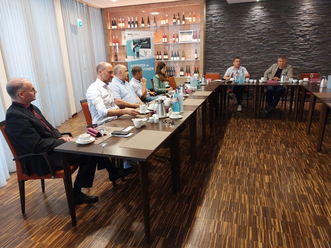 108_2025_-_Gespr__ch_Unternehmer_Hochschulen_Foto Das Wirtschaftsfrühstück wurde auch diesmal genutzt, um zu dis- kutieren und sich auszutauschen. Foto: LRA/Simon