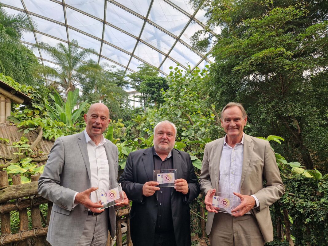 16_Weggef__hrten_des_Zoo_der_Zukunft_-_Wolfagang_Tiefensee_-_J__rg_Junhold_-_Burkhard_Jung Sie blicken zurück auf 25 Jahre Masterplan Zoo der Zukunft: Wolfgang Tiefensee, Professor Jörg Junhold und Burkhard Jung (v.l.). Foto: Zoo Leipzig