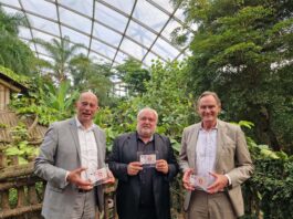 Sie blicken zur&uuml;ck auf 25 Jahre Masterplan Zoo der Zukunft: Wolfgang Tiefensee, Professor J&ouml;rg Junhold und Burkhard Jung (v.l.). Foto: Zoo Leipzig
