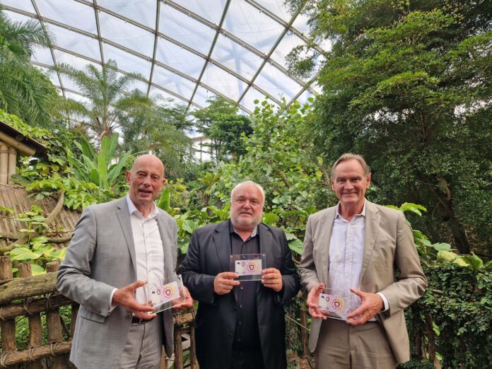 16_Weggef__hrten_des_Zoo_der_Zukunft_-_Wolfagang_Tiefensee_-_J__rg_Junhold_-_Burkhard_Jung Sie blicken zurück auf 25 Jahre Masterplan Zoo der Zukunft: Wolfgang Tiefensee, Professor Jörg Junhold und Burkhard Jung (v.l.). Foto: Zoo Leipzig
