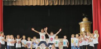 Bei der Abschlussshow im Kulturhaus Rositz waren die Schülerinnen und Schüler voll in ihrem (Tanz-)Element. Foto: PM