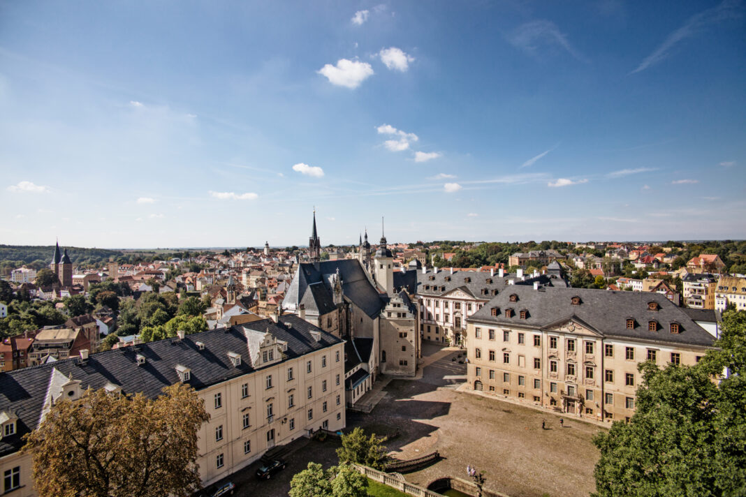 20250606_Neuer_Veranstaltungskalender__2_ Das Altenburger Residenzschloss mit Prinzenpalais (links), Schlosskirche und Schloss- und Spielkartenmuseum hält auch in den nächsten Monaten ein umfangreiches Programm bereit. Foto: Dipl.-Des. Jens Hauspurg