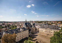 Das Altenburger Residenzschloss mit Prinzenpalais (links), Schlosskirche und Schloss- und Spielkartenmuseum hält auch in den nächsten Monaten ein umfangreiches Programm bereit. Foto: Dipl.-Des. Jens Hauspurg