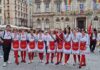 Gruppenbild auf dem Rathausplatz von Lyon: Die Leipziger Tanzgruppe "Madina" war beim zehnten Festival für bulgarische Folkloretänze dabei. Foto: privat