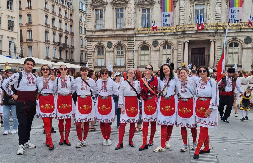 250608_Madina_Tanzgruppe_Lyon_Rathausplatz Gruppenbild auf dem Rathausplatz von Lyon: Die Leipziger Tanzgruppe