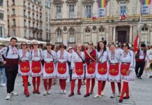 Gruppenbild auf dem Rathausplatz von Lyon: Die Leipziger Tanzgruppe "Madina" war beim zehnten Festival für bulgarische Folkloretänze dabei. Foto: privat
