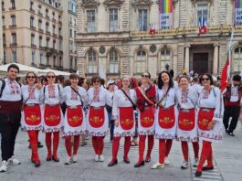 Gruppenbild auf dem Rathausplatz von Lyon: Die Leipziger Tanzgruppe "Madina" war beim zehnten Festival f&uuml;r bulgarische Folkloret&auml;nze dabei. Foto: privat