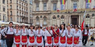 Gruppenbild auf dem Rathausplatz von Lyon: Die Leipziger Tanzgruppe "Madina" war beim zehnten Festival für bulgarische Folkloretänze dabei. Foto: privat