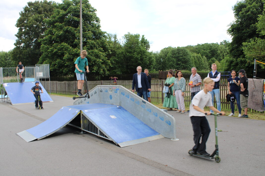 6.06_.25-Foto2-Skateanlage_in_Rositz_er__ffnet_-_von_W_._Riedel__2__ So wie Erwin Dunst (vorn) und Lias Wiesner (auf der Rampe) düsten Jungen und Mädchen begeistert über die Rampenelemente der eröffneten Skateanlage. Foto: Wolfgang Riedel
