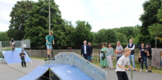 So wie Erwin Dunst (vorn) und Lias Wiesner (auf der Rampe) düsten Jungen und Mädchen begeistert über die Rampenelemente der eröffneten Skateanlage. Foto: Wolfgang Riedel