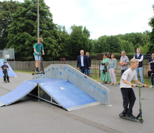 So wie Erwin Dunst (vorn) und Lias Wiesner (auf der Rampe) d&uuml;sten Jungen und M&auml;dchen begeistert &uuml;ber die Rampenelemente der er&ouml;ffneten Skateanlage. Foto: Wolfgang Riedel