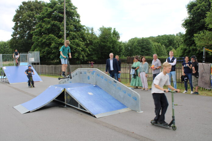 So wie Erwin Dunst (vorn) und Lias Wiesner (auf der Rampe) d&uuml;sten Jungen und M&auml;dchen begeistert &uuml;ber die Rampenelemente der er&ouml;ffneten Skateanlage. Foto: Wolfgang Riedel