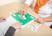 Wort-Training nach Schlaganfall beim Sprachtherapeuten. Foto: Adobe Stock
