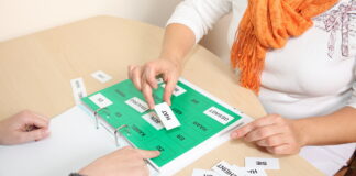 Wort-Training nach Schlaganfall beim Sprachtherapeuten. Foto: Adobe Stock