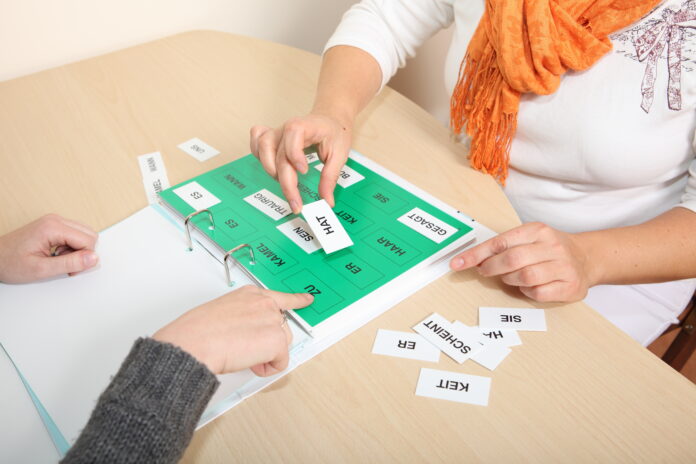 Wort-Training nach Schlaganfall beim Sprachtherapeuten. Foto: Adobe Stock