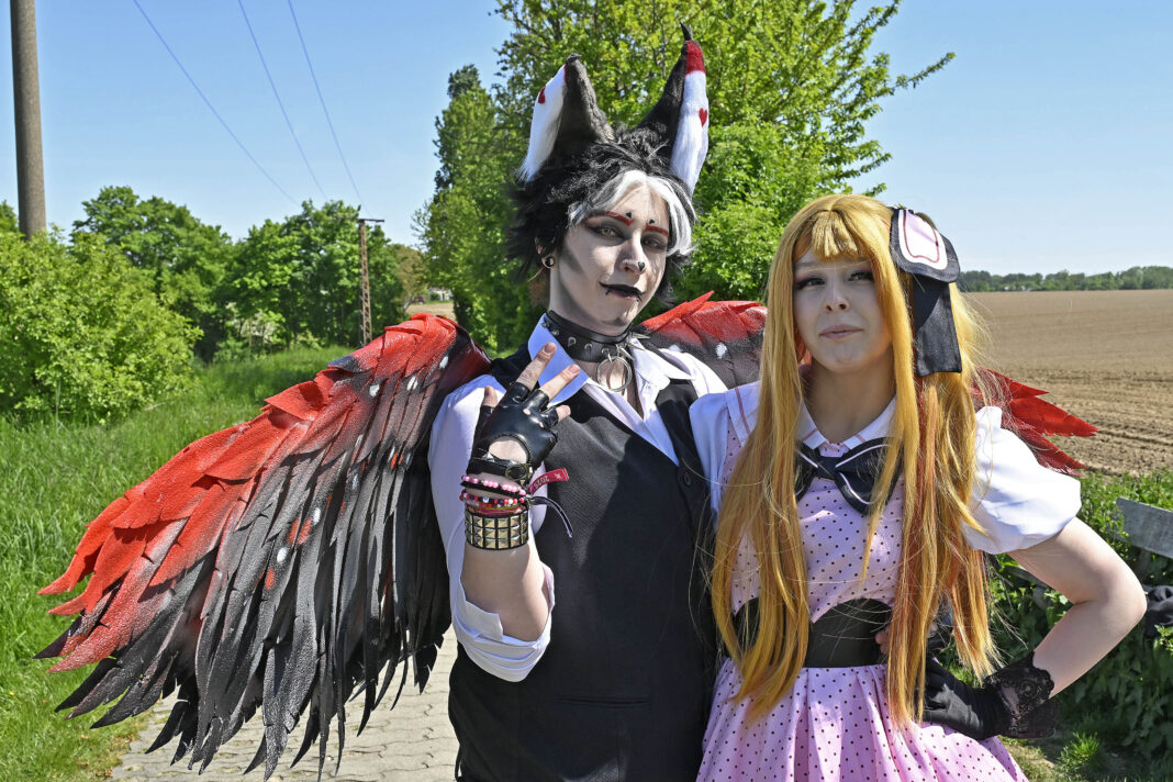 Die Cosplayer von Döben. Foto: Thomas Kube Cookie-Cos und seine Partnerin Suga beim Fotoshooting am Rand von Döben im Muldental. Foto: Thomas Kube