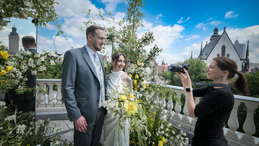 Die Sky Lounge des Hotels Innside by Melia Leipzig ist die Location des Cover-Shootings für das Ma- gazin „Hochzeitsträume Sachsen 2026“ und eine tolle Fotokulissen. Foto: Wolfgang Sens