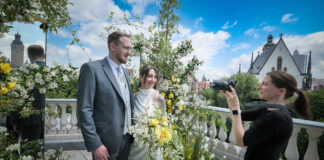 Die Sky Lounge des Hotels Innside by Melia Leipzig ist die Location des Cover-Shootings für das Ma- gazin „Hochzeitsträume Sachsen 2026“ und eine tolle Fotokulissen. Foto: Wolfgang Sens
