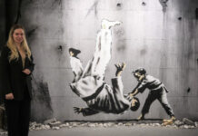Ein Kind aus der Ukraine wirft ein Mann zu Boden. Dieses Street Art Bild wurde auch in der Ukraine hergestellt. Auf 1500 Quadratmetern sind im ehemaligen Esprit-Store über 150 Motive des Grafitti-Künstlers zu sehen. Foto: Wolfgang Sens