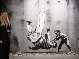 Ein Kind aus der Ukraine wirft ein Mann zu Boden. Dieses Street Art Bild wurde auch in der Ukraine hergestellt. Auf 1500 Quadratmetern sind im ehemaligen Esprit-Store &uuml;ber 150 Motive des Grafitti-K&uuml;nstlers zu sehen. Foto: Wolfgang Sens