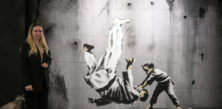 Ein Kind aus der Ukraine wirft ein Mann zu Boden. Dieses Street Art Bild wurde auch in der Ukraine hergestellt. Auf 1500 Quadratmetern sind im ehemaligen Esprit-Store über 150 Motive des Grafitti-Künstlers zu sehen. Foto: Wolfgang Sens