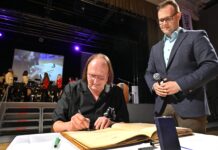 Das Ehrenwappen der Stadt Grimma mit Eintragung ins Ehrenbuch ging an den Stadmusikdirektor a.D. Reiner Rahmlow, rechts Grimmas neuer Oberbürgermeister Tino Kießig. Foto: Thomas Kube