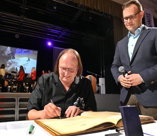 Das Ehrenwappen der Stadt Grimma mit Eintragung ins Ehrenbuch ging an den Stadmusikdirektor a.D. Reiner Rahmlow, rechts Grimmas neuer Oberb&uuml;rgermeister Tino Kie&szlig;ig. Foto: Thomas Kube