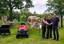 Große Freude bei Ronny Müller, Ina Wildführ und Volker Dittrich (v.l.): Mit dem neuen Rasentraktor kann der Erinnerungsort Sternenkinder nun gut gepflegt werden. Foto: Projekt Sternenkinder
