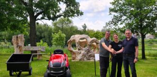 Große Freude bei Ronny Müller, Ina Wildführ und Volker Dittrich (v.l.): Mit dem neuen Rasentraktor kann der Erinnerungsort Sternenkinder nun gut gepflegt werden. Foto: Projekt Sternenkinder