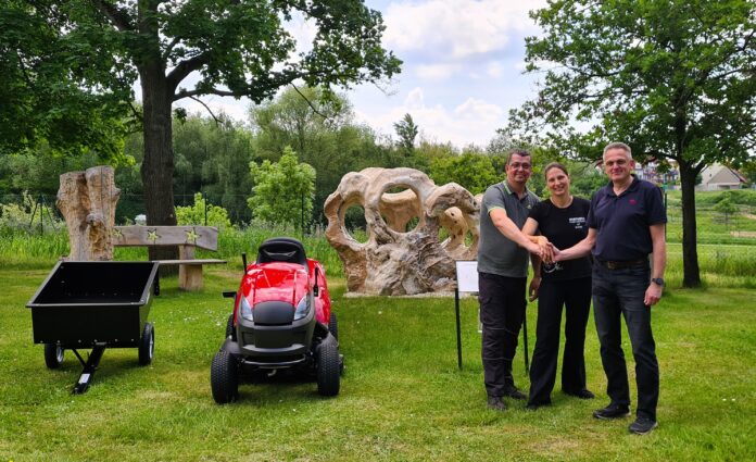 Gro&szlig;e Freude bei Ronny M&uuml;ller, Ina Wildf&uuml;hr und Volker Dittrich (v.l.): Mit dem neuen Rasentraktor kann der Erinnerungsort Sternenkinder nun gut gepflegt werden. Foto: Projekt Sternenkinder