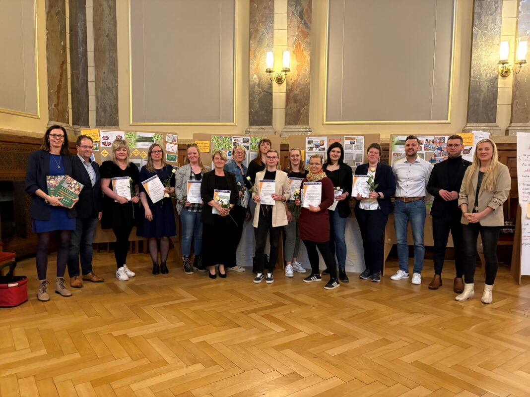 Gruppenfoto1 Die Teilnehmerinnen des „QuiK-Kurses“ mit ihren Abschluss-Zertifikaten gemeinsam mit Trägervertretern im Landschaftssaal. Foto: PM