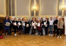 Die Teilnehmerinnen des „QuiK-Kurses“ mit ihren Abschluss-Zertifikaten gemeinsam mit Trägervertretern im Landschaftssaal. Foto: PM