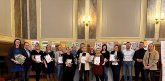 Die Teilnehmerinnen des „QuiK-Kurses“ mit ihren Abschluss-Zertifikaten gemeinsam mit Trägervertretern im Landschaftssaal. Foto: PM