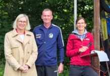 Kamen am Rande des EBAWE-Pokals miteinander ins Gespräch: Sportministerin Christiane Schenderlein (l.), Trainer Peter Schipke und Ex-Olympiateilnehmerin Ulrike Gräßler. Foto: privat