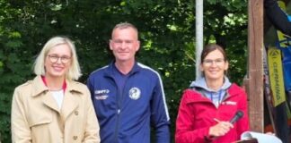 Kamen am Rande des EBAWE-Pokals miteinander ins Gespräch: Sportministerin Christiane Schenderlein (l.), Trainer Peter Schipke und Ex-Olympiateilnehmerin Ulrike Gräßler. Foto: privat