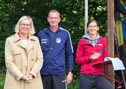 IMG-20250525-WA0007 Kamen am Rande des EBAWE-Pokals miteinander ins Gespräch: Sportministerin Christiane Schenderlein (l.), Trainer Peter Schipke und Ex-Olympiateilnehmerin Ulrike Gräßler. Foto: privat