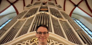 Manch einer könnte da von Familientradition sprechen: Denn auch Johannes Langs Urgroßvater Günther Werner Hans Ramin stand einst im Dienste der Thomas- kirche. Erst als Organist, später als Kantor. Foto: André Kempner