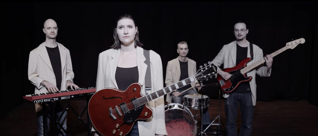 Maria Schüritz & Band mimen im Musikvideo zum Song 