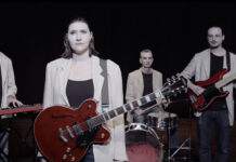 Maria Schüritz & Band mimen im Musikvideo zum Song "Verve" eine puppenhafte Spießerband. Foto: Band