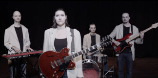 Maria Schüritz & Band mimen im Musikvideo zum Song "Verve" eine puppenhafte Spießerband. Foto: Band