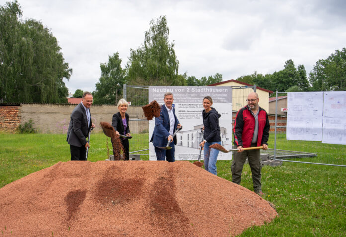 v.l.: Raik Romisch (VR-Bank Altenburger Land eG), Bettina Hegenbarth (Architekturb&uuml;ro Wittig/He- genbarth), Holger Schmidt (VR-Bank Altenburger Land eG), Katja Veit, Stefan H&ouml;hne (beide Hans Fuchs Bauunternehmen Altenburg GmbH & Co. KG). Foto: Contentwerke GmbH