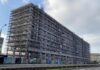 Seit 15 Jahr leer steht das frühere Technische Rathaus in der Prager Straße 20-28. Nun überlegt die Stadt Leipzig, ob sie das 38 Meter hohe Bürohaus abreißen oder nachnutzen soll. Foto: Jens Rometsch