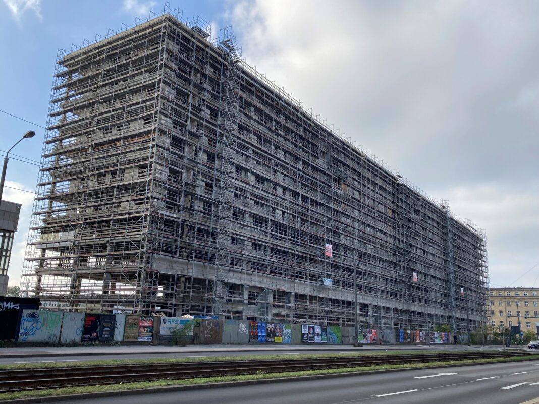 Rathaus_18 Seit 15 Jahr leer steht das frühere Technische Rathaus in der Prager Straße 20-28. Nun überlegt die Stadt Leipzig, ob sie das 38 Meter hohe Bürohaus abreißen oder nachnutzen soll. Foto: Jens Rometsch