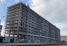 Seit 15 Jahr leer steht das frühere Technische Rathaus in der Prager Straße 20-28. Nun überlegt die Stadt Leipzig, ob sie das 38 Meter hohe Bürohaus abreißen oder nachnutzen soll. Foto: Jens Rometsch