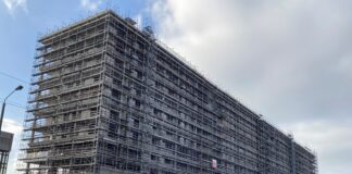 Seit 15 Jahr leer steht das frühere Technische Rathaus in der Prager Straße 20-28. Nun überlegt die Stadt Leipzig, ob sie das 38 Meter hohe Bürohaus abreißen oder nachnutzen soll. Foto: Jens Rometsch