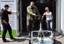 Mehr Mobilität mit diesem Spezialrad: Damit können Rollstuhlfahrerinnen und -fahrer hinaus ins Grüne gefahren werden. Foto: Angelika Kell