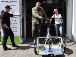 Mehr Mobilit&auml;t mit diesem Spezialrad: Damit k&ouml;nnen Rollstuhlfahrerinnen und -fahrer hinaus ins Gr&uuml;ne gefahren werden. Foto: Angelika Kell