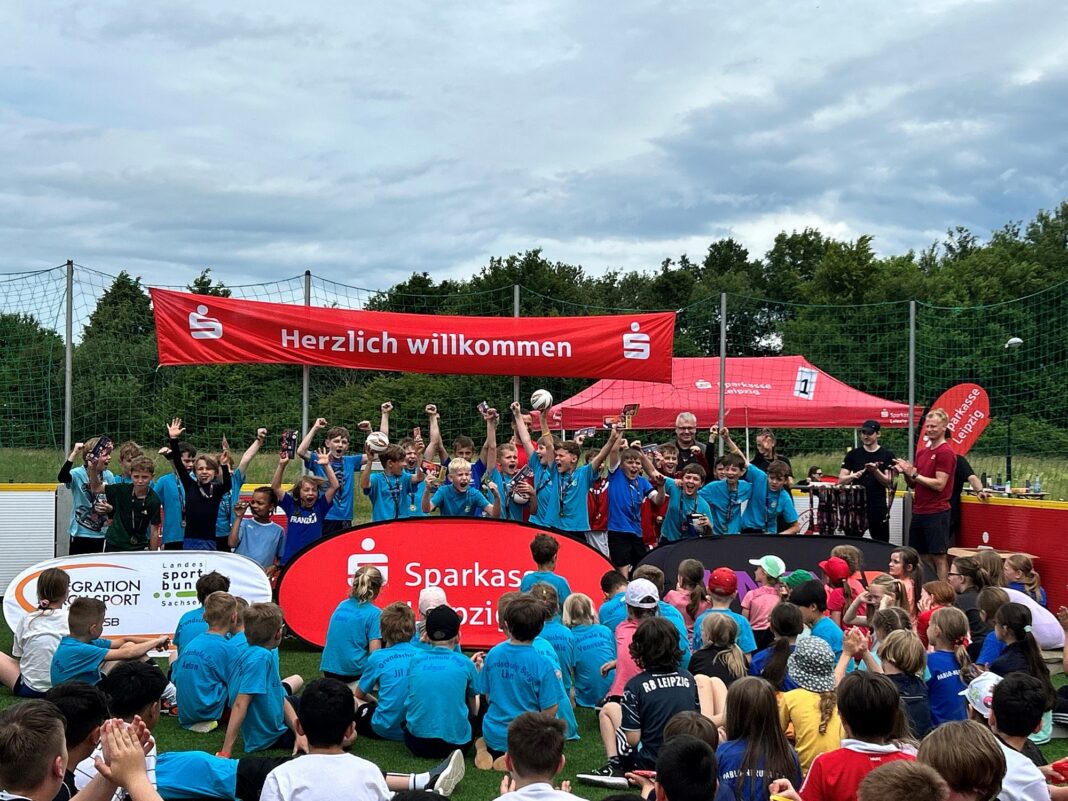 Siegerehrung__c__Sparkasse_Leipzig Schüler der Grundschule Berg Eilenburg freuen sich bei der Siegerehrung in ihrer Altersklasse. Foto: Sparkasse Leipzig